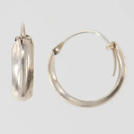 Ett par örhängen creloer Ø13,5mm bredd 4,3mm Silver 830/1000. Vikt: 1,3 g