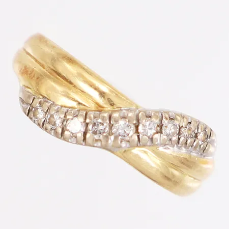 Ring med nio diamanter totalt 0,20ct stl:17½, bredd: 2,5-7mm, 18K  Vikt: 3,6 g