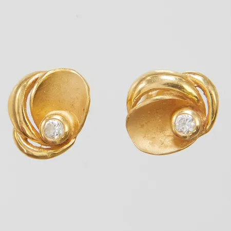 Örhängen med vita stenar, 10x8,5mm, omaka snurrebussar, 18K Vikt: 2,3 g