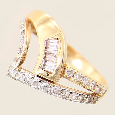 Ring med vita stenar stl:18¼ bredd 2,3mm 18K  Vikt: 3,9 g