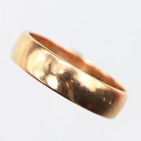 Slät ring med gravyr, stl:18, bredd:5mm, 18K Vikt: 4,6 g