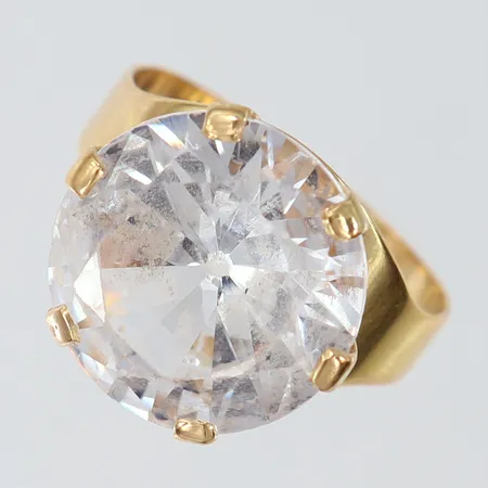 Ring med vit sten stl 17½, bredd ca 3-15mm, 18K Vikt: 4,5 g