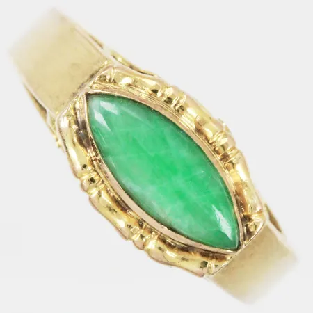 Ring med jade stl: 17 bredd: ca 2-7mm otydlig stämpel 10K Vikt: 3,7 g