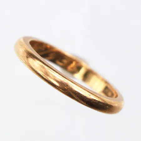 Ring slät med gravyr,storlek 16 mm,bredd 2.6 mm,20k. Vikt: 3,5 g