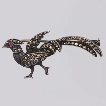 Brosch, fasan med röd sten och markasiter, längd 41mm, en sten saknas, importstämplat 830/1000 silver Vikt: 4,6 g