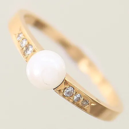 Ring med odlad pärla samt diamant 6st totalt 0,06ct enligt gravyr stl:17 bredd 1,4mm, sliten pärla 18K  Vikt: 2,1 g