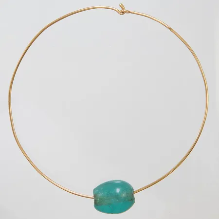 Collier med grön glassten, Ø11,1cm, stelt, ostämplad, smått skev, 18K Brv: 23g Vikt: 23 g