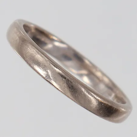 Ring slät stl:18½ bredd 3mm gravyr vitguld 18K.  Vikt: 4,5 g