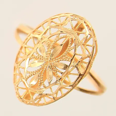 Ring med genombruten dekor stl:18¼ bredd1,8mm 21K  Vikt: 2,6 g