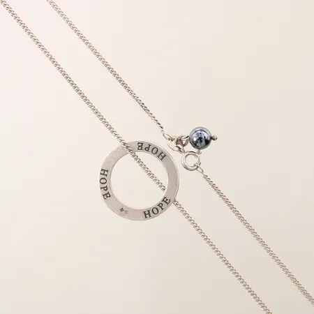 Kedja Pansar med integrerad svart imitationspärla och hänge med text "Hope" längd 45cm bredd 1,6mm silver 925/1000 Vikt: 6,5 g
