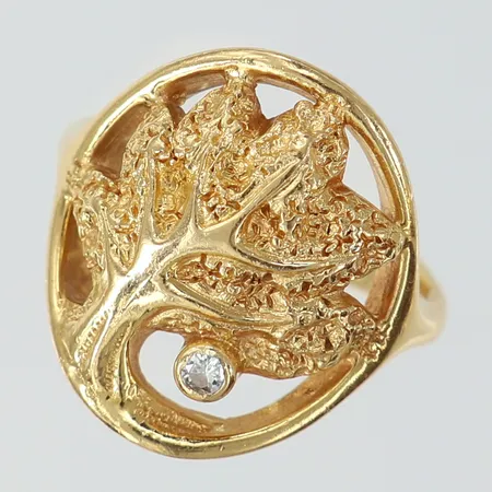 Ring med dekor av träd samt diamant 1 x 0,03ct stl:15 bredd 3,3-17,5mm, gravyr 18K.  Vikt: 6,2 g