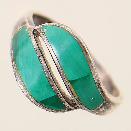 Ring med grön emalj stl:19 bredd 2,9-12,7mm silver 925/1000 Vikt: 3,6 g