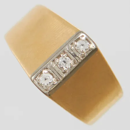 Ring med vita stenar stl:18, bredd 4-10mm, höjd 1-6mm, år 1970, repig, sliten skena, 18K Vikt: 3,1g Vikt: 3,1 g