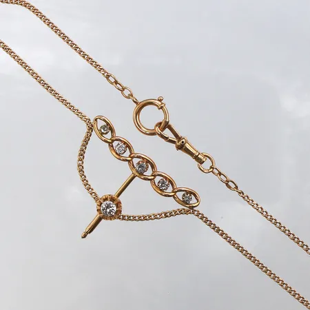 Collier med 6 st diamanter (omarbetad klockkedja),längd ca 41 cm,bredd 2-30 mm,18k. Vikt: 12,9 g