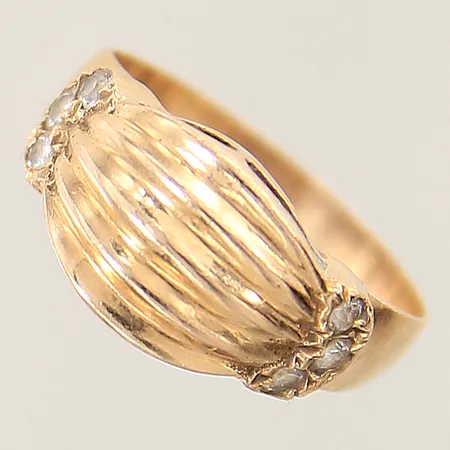 Ring med vita stenar stl:15¼ bredd 3,3mm ostämplad 18K  Vikt: 2,1 g