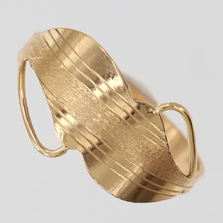 Ring med dekor stl:16 bredd 2-9mm, 18K.  Vikt: 1,1 g