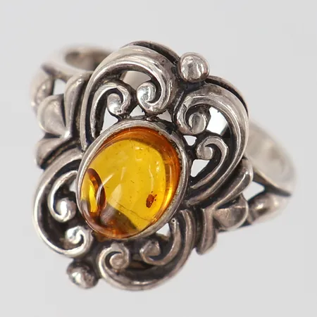 Ring med dekor samt bärnsten stl:17¼ bredd 2,5-19mm Silver 925/1000.  Vikt: 5,2 g