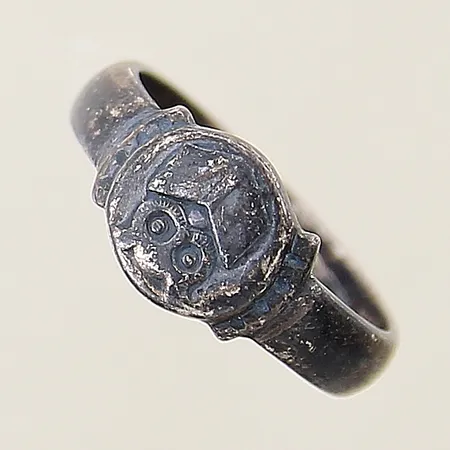 Ring med dekor stl:14¾ bredd 3,7-7,6mm gravyr silver 830/1000 Vikt: 2,4 g