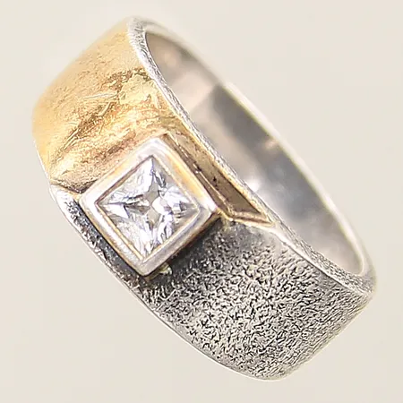 Ring med vit sten stl:16¾ bredd 5,5-8,2mm delvis förgylld med smärre färgbortfall silver 925/1000 Vikt: 5,9 g