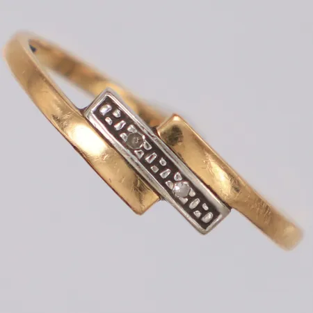 Ring med diamanter 2xca0,005ct, stl 17¾ bredd 5,6mm, fattning i vitguld, 18K  Vikt: 1,4 g