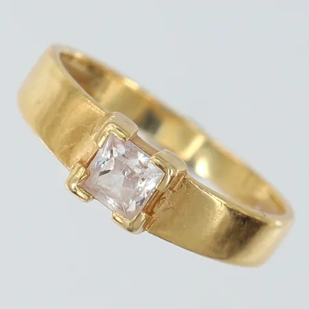 Ring med vit sten stl:16½ bredd 2,2-4mm GHA skev 18K. Vikt: 2,3 g