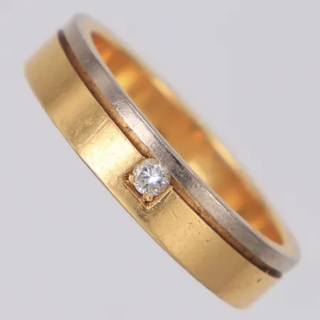 Ring med diamant 1x 0,5ct enligt gravyr, stl 17¼, bredd 4,4mm, 18K  Vikt: 5,7 g