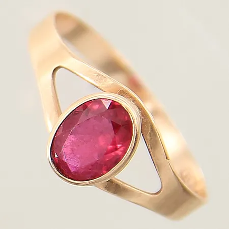 Ring med rosa syntetisk safir stl:17¼ bredd 2,4-8,5mm skev skena 14K Vikt: 1,6 g