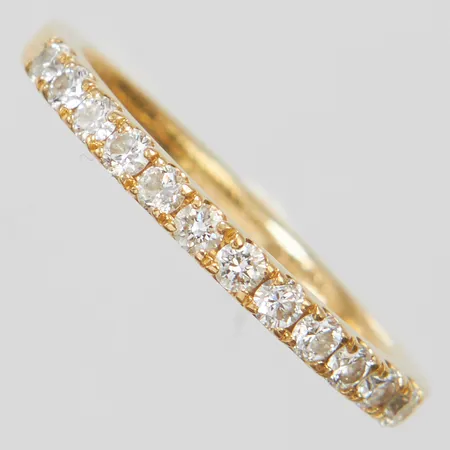 Ring med diamanter GHA, 12 x ca 0,02ct, stl:16¾, bredd 2mm, gravyr, 18K Vikt: 2,8g Vikt: 2,8 g