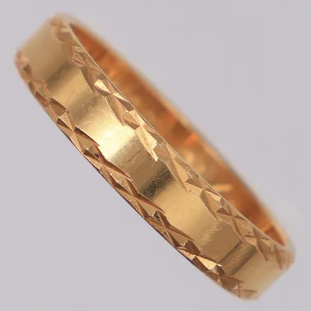 Ring stl:18 bredd 3,9mm, gravyr, 18K Vikt: 3,5 g