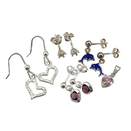 Örhängen, fyra par, silver, storlek 5 mm / 14 mm / 16 mm / 29 mm, ett stift något krokigt + Hänge, silver, längd inkl. ögla 17 mm Vikt: 5,7 g
