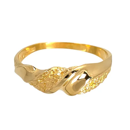 Ring, 18K guld, delvis strukturmönstrad modell, BEH Bengt Hallberg Guldsmeds AB, svensk kontrollstämpel, stl:18½ mm, bredd 1,7 - 5,7 mm Vikt: 2,2 g