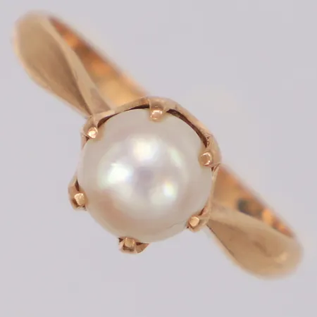  Ring med pärla, stl:18½, bredd 7,7mm, 14K Vikt: 2,9 g