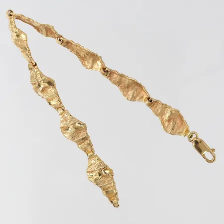 Armband med dekor halvstelt längd 18cm bredd 9,2mm 18K.  Vikt: 13,6 g