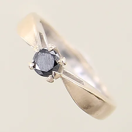 Ring med svart diamant Chanti 1 x ca 0,25ct stl:15¾ bredd 2,2-5mm en klo skev vitguld 14K  Vikt: 3,6 g