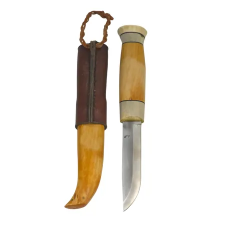Samekniv längd 19,5 cm, skaft i masurbjörk & renhorn, knivblad längd 9 cm, knivslida i trä/läder, fin kvalitet men förefaller osignerad, total längd i knivslida 23,5 cm