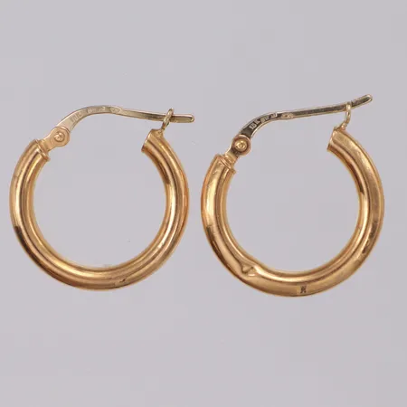 Ett par örhängen, längd 21mm, lätta bucklor 18K Vikt: 2,7 g