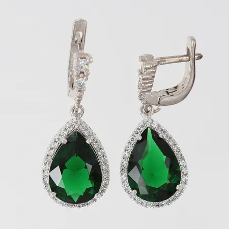 Ett par örhängen med stenar, längd 30mm, bredd ca 2-13mm, 925/1000 silver  Vikt: 6,5 g