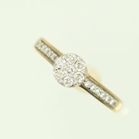 Ring med 19 diamanter, stl 15½ bredd 2-5,5mm, 9K 2,3g 