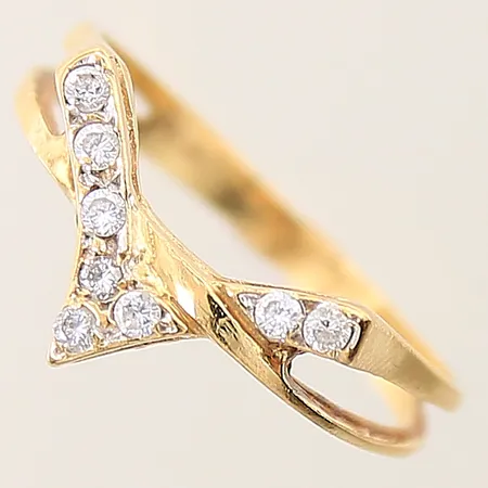 Ring med vita stenar stl:17½ bredd 2,1mm, något buckligt 18K  Vikt: 2,2 g