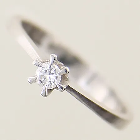 Ring med diamant 0,10ct enligt gravyr stl:17 bredd 2,6mm 18K  Vikt: 2,2 g
