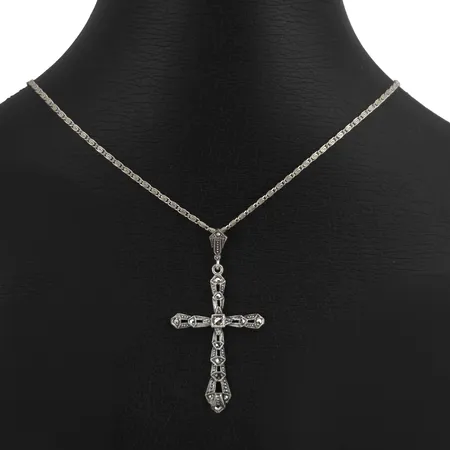 Hänge Kors med tillhörande halskedja Irrgång, silver, Markasiter (samtliga i behåll), hänge längd inkl. ögla 50,5 mm, bredd 25 mm, kedja längd 45,5 cm, bredd 1,8 mm Vikt: 6,3 g