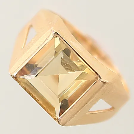 Ring med gul sten stl:17 bredd 2,7mm 18K  Vikt: 3,9 g
