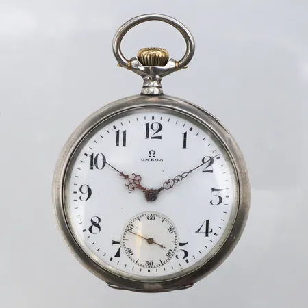 Fickur Omega 50mm, boettnr: 5805825, verknr: 4970987, invändig gravyr på ytterboett, innerboett i silver, 800/1000 silver, bruttovikt: 94,7g.