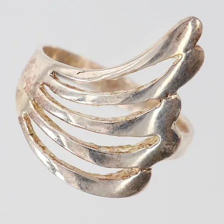 Ring med vinge stl:18 bredd 3-21mm Silver 925/1000.  Vikt: 3,9 g
