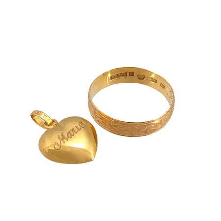 Ring och Hänge, 18K guld, slitage och gravyrer Vikt: 3,3 g
