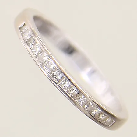 Ring med prinsesslipade diamanter 14x ca 0,015ct Guldfynd stl:16¼ bredd 2,4mm, gravyr 18K  Vikt: 2,4 g