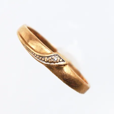 Ring med liten vit sten, stl:18, bredd:2mm,18K. Vikt: 2,2 g
