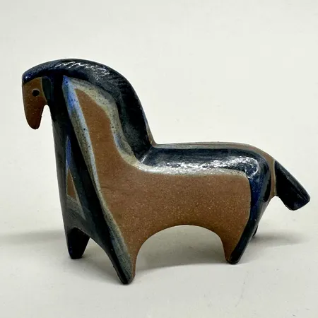 Figurin Häst Lisa Larson Gustavsberg, ur serien Lilla Zoo, höjd ca 10cm, längd ca 13cm, delvis glaserad stengodslera, producerad 1956-1978, ej etikettmärkt, glasyrdefekter