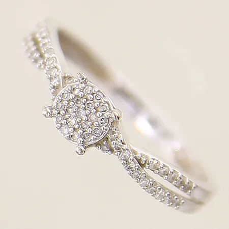 Ring med 8/8-slipade diamanter 49 x ca 0,005ct Guldfynd stl:17 bredd 1,9-4,7mm, vitguld 18K Vikt: 2,2 g
