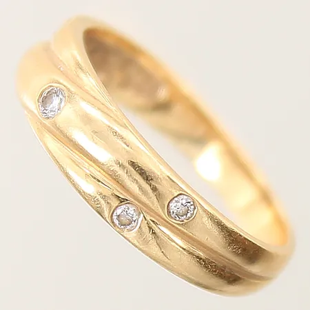 Ring med diamanter 4x ca 0,01ct 1xca 0,02ct Guldfynd stl:16 bredd 2,8mm 18K Vikt: 2,9 g